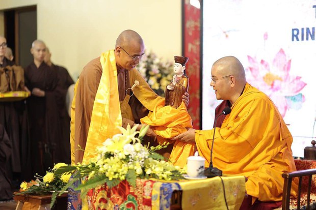 ༸སྐྱབས་རྗེ་ཡོངས་འཛིན་གླིང་མཆོག་སྤྲུལ་རིན་པོ་མཆོག་གིས་ཝེཏ་ནམ་ཁུལ་དུ་ཆོས་ཕྱོགས་ཀྱི་མཛད་འཕྲིན་སྐྱོང་བཞིན་འདུག ༸སྐྱབས་རྗེ་ཡོངས་འཛིན་གླིང་མཆོག་སྤྲུལ་རིན་པོ་མཆོག་གིས་ཝེཏ་ནམ་ཁུལ་དུ་ཆོས་ཕྱོགས་ཀྱི་མཛད་འཕྲིན་སྐྱོང་བཞིན་འདུག