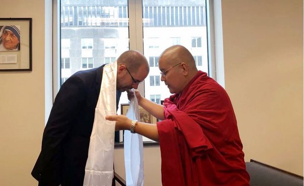 གླིང་མཆོག་སྤྲུལ་རིན་པོ་ཆེ་མཆོག་གིས་ཨ་རིའི་ཕྱི་སྲིད་ལས་ཁུངས་ནང་རྒྱལ་སྤྱིའི་ཆོས་དད་རང་དབང་ཚན་པའི་སློབ་སྟོན་པ་སྐུ་ཞབས་(Thames Noax)མཆོག་དང་མཇལ་འཕྲད། ༢༠༡༩།༨།༢༣ གླིང་མཆོག་སྤྲུལ་རིན་པོ་ཆེ་མཆོག་གིས་ཨ་རིའི་ཕྱི་སྲིད་ལས་ཁུངས་ནང་རྒྱལ་སྤྱིའི་ཆོས་དད་རང་དབང་ཚན་པའི་སློབ་སྟོན་པ་སྐུ་ཞབས་(Thames Noax)མཆོག་དང་མཇལ་འཕྲད། ༢༠༡༩།༨།༢༣