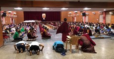 ལོ་ཙཱ་བ་གྲགས་ཅན་ཤཱསྟྲི་བློ་བཟང་ནོར་བུ་མཆོག་ཝ་ར་ཎ་སི་ནས་སྐུ་གྲོངས་བར་སློབ་གླིང་དུ་བསྔོ་སྨོན་ཚོགས་བཞིན་པ། ༢༠༡༨།༩།༢༡