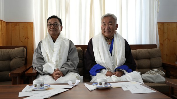 བོད་མིའི་སྒྲིག་འཛུགས་སྲ་བརྟན་སླད་རང་ནུས་གང་ལྕོགས་གནང་རྒྱུའི་འདུན་པ་ཡོད་ཅེས། བདམས་ཐོན་དབུས་འོས་བསྡུ་ལས་ཁང་གི་འགན་འཛིན་དང་ལས་བྱེད་འདེམས་བསྐོ་ལྷན་ཁང་གི་ཚོགས་མི་རྣམ་གཉིས་ནས་གསུངས་པ།