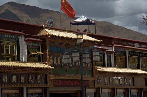 བོད་ནང་དམ་དྲག་སྐབས་རྒྱ་ནག་གི་ཉེན་རྟོག་དམག་གིས་ཁང་ཐོག་ནས་སོ་བལྟ་བྱེད་བཞིནཔ། 