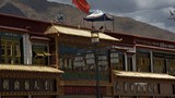 བོད་ནང་དམ་དྲག་སྐབས་རྒྱ་ནག་གི་ཉེན་རྟོག་དམག་གིས་ཁང་ཐོག་ནས་སོ་བལྟ་བྱེད་བཞིནཔ། 