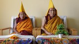 རི་བོ་དགེ་ལུགས་པས་སྐྱབས་རྗེ་དགའ་ལྡན་ཁྲི་ཟུར་མཆོག་ལ་བཀྲིན་ཏང་རགས་དང་སྐྱབས་རྗེ་དགའ་ལྡན་ཁྲི་པ་གསར་པར་རྟེན་འབྲེལ་ཞུ་ཆེད་ཁྲི་གདན་ཟུར་རྣམ་གཉིས་ལ་བརྟན་བཞུགས་བསྟར་འབུལ་ཞུས་གནང་སོང་།