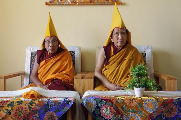 རི་བོ་དགེ་ལུགས་པས་སྐྱབས་རྗེ་དགའ་ལྡན་ཁྲི་ཟུར་མཆོག་ལ་བཀྲིན་ཏང་རགས་དང་སྐྱབས་རྗེ་དགའ་ལྡན་ཁྲི་པ་གསར་པར་རྟེན་འབྲེལ་ཞུ་ཆེད་ཁྲི་གདན་ཟུར་རྣམ་གཉིས་ལ་བརྟན་བཞུགས་བསྟར་འབུལ་ཞུས་གནང་སོང་།