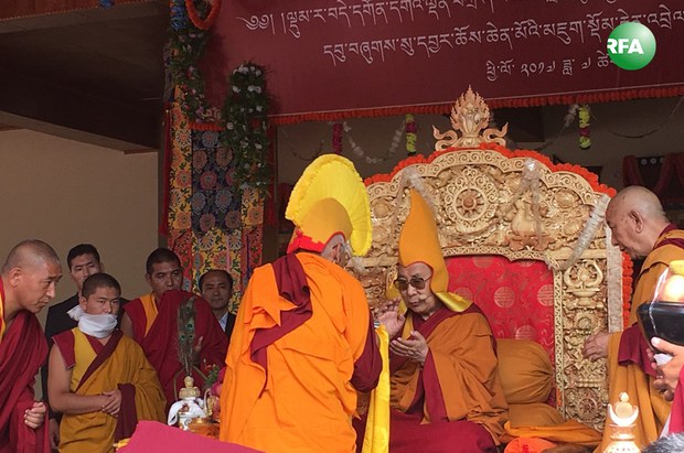 ལ་དྭགས་ནུབ་ར་ཁུལ་གྱི་མང་ཚོགས་དང་བདེ་དགོན་དགའ་ལྡན་བཀྲིས་ཆོས་གླིང་འདུས་མང་ཡོངས་ནས་༧གོང་ས་མཆོག་ལ་བརྟན་བཞུགས་འབུལ་སྐབས། ༢༠༡༧།༧།༡༢