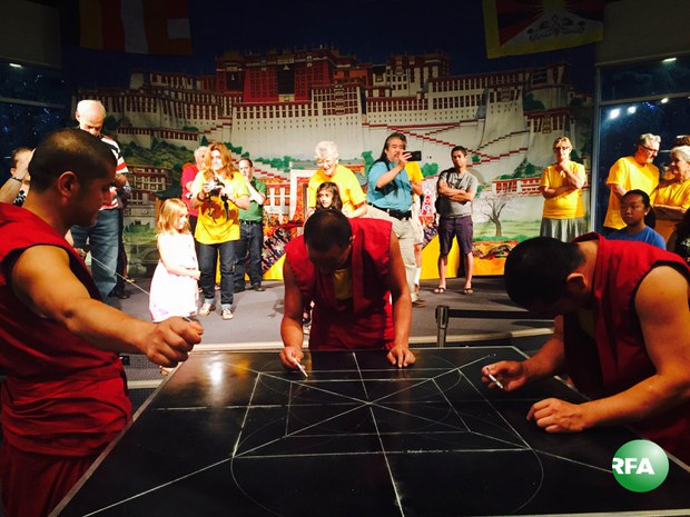 འབྲས་སྤུངས་བློ་གསལ་གླིང་གྲ་ཚང་གི་དགེ་འདུན་པ་ཁག་ཅིག་གིས་ཨ་མི་རི་ཀའི་ནང་བོད་ཀྱི་རིག་གཞུང་སྒྱུ་རྩལ་སྐོར་བསྐྱོད་གནང་བཞིན་པ། ༢༠༡༥།༨།༤ འབྲས་སྤུངས་བློ་གསལ་གླིང་གྲ་ཚང་གི་དགེ་འདུན་པ་ཁག་ཅིག་གིས་ཨ་མི་རི་ཀའི་ནང་བོད་ཀྱི་རིག་གཞུང་སྒྱུ་རྩལ་སྐོར་བསྐྱོད་གནང་བཞིན་པ། ༢༠༡༥།༨།༤