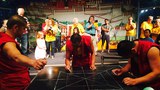འབྲས་སྤུངས་བློ་གསལ་གླིང་གྲ་ཚང་གི་དགེ་འདུན་པ་ཁག་ཅིག་གིས་ཨ་མི་རི་ཀའི་ནང་བོད་ཀྱི་རིག་གཞུང་སྒྱུ་རྩལ་སྐོར་བསྐྱོད་གནང་བཞིན་པ། ༢༠༡༥།༨།༤