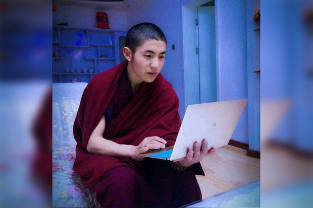 དགེ་འདུན་པ་འཇམ་དབྱངས་བློ་གསལ་ལགས་ཀྱི་ཉེ་པར།