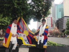 བསྟན་པ་དར་རྒྱས་ལགས་དང་དཀོན་མཆོག་ཆོས་དབྱངས་བློ་གྲོས་ལགས་གཉིས་ཀྱིས་ལོ་གསར་སྐབས་ཟས་བཅད་ངོ་རྒོལ་གནང་སྐབས། ༢༠༡༥།༢།༡༩