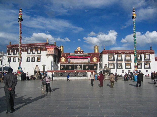 ལྷ་ས་ཁུལ་དུ་ལོ་སར་སྐབས་མི་མང་འདུ་འཛོམས་ཐད་དོགས་ཟོན་དང་འགྲོ་ལམ་བཀག་འགོག་སོགས་བྱེད་བཞིན་ཡོད་འདུག ལྷ་ས་ཁུལ་དུ་ལོ་སར་སྐབས་མི་མང་འདུ་འཛོམས་ཐད་དོགས་ཟོན་དང་འགྲོ་ལམ་བཀག་འགོག་སོགས་བྱེད་བཞིན་ཡོད་འདུག