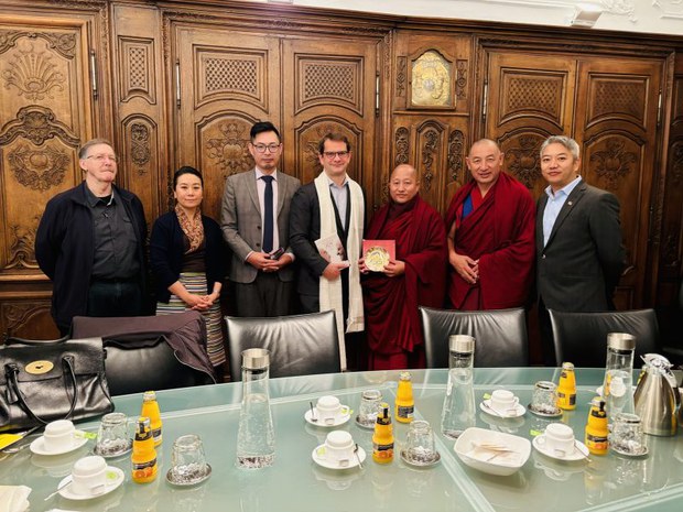 བོད་མི་མང་སྤྱི་འཐུས་སྐུ་ཚབ་ཚོགས་ཆུང་ནས་ཡོ་རོབ་ལུག་སཾ་བྷོག་རྒྱལ་ཁབ་ཏུ་བོད་དོན་ཞུ་སྐུལ་གནང་བཞིན་པ།