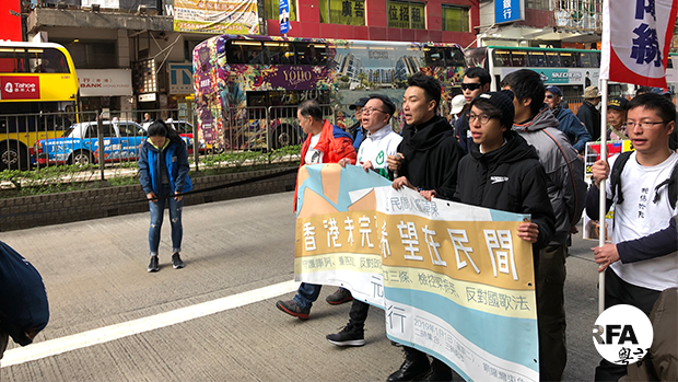 ཧོང་ཀོང་ནང་མི་མང་སྟོིང་ཕྲག་མང་པོས་རྒྱ་ནག་གཞུང་ལ་ངོ་རྒོལ། ཧོང་ཀོང་ནང་མི་མང་སྟོིང་ཕྲག་མང་པོས་རྒྱ་ནག་གཞུང་ལ་ངོ་རྒོལ།