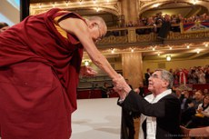 ཁོ་སུ་ཊ་རེ་ཁཱ་Costa Rica་རྒྱལ་ཁབ་ཀྱི་སྲིད་འཛིན་ཟུར་བ་Mr Óscar Arias Sánchez་མཆོག་གིས་༧གོང་ས་མཆོག་ལ་ཁམས་འདྲི་ཞུ་བཞིན་པ། ༢༠༡༦།༡༠།༡༩