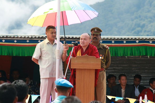 བློན་ཆེན་ཟུར་པ་མཚོ་སྣ་རིན་པོ་ཆེ་རྒྱ་གར་རང་བཙན་ཉིན་མོར་གཏམ་བཤད་གནང་བཞིན་པ། ༢༠༠༩ བློན་ཆེན་ཟུར་པ་མཚོ་སྣ་རིན་པོ་ཆེ་རྒྱ་གར་རང་བཙན་ཉིན་མོར་གཏམ་བཤད་གནང་བཞིན་པ། ༢༠༠༩