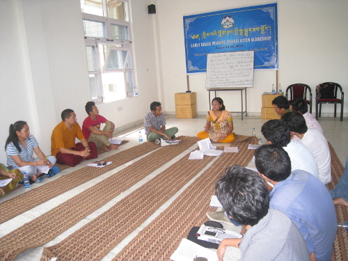 ལྡི་ལིར་བྱིས་པའི་ཀློག་རྩལ་གྱི་སྒྲ་སྒྱུར་ཟབ་སྦྱོང་ཚོགས་གནང་བཞིན་པ ལྡི་ལིར་བྱིས་པའི་ཀློག་རྩལ་གྱི་སྒྲ་སྒྱུར་ཟབ་སྦྱོང་ཚོགས་གནང་བཞིན་པ