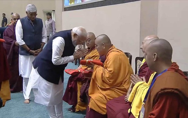 རྒྱ་གར་གྱི་སྲིད་བློན་མཆོག་གིས་དབུ་བཞུགས་ཐོག་གནས་བརྟན་སྡེ་པའི་ལུགས་ལྟར་ལྷ་བབས་དུས་ཆེན་སྲུང་བརྩི་ཞུས་གནང་འདུག རྒྱ་གར་གྱི་སྲིད་བློན་མཆོག་གིས་དབུ་བཞུགས་ཐོག་གནས་བརྟན་སྡེ་པའི་ལུགས་ལྟར་ལྷ་བབས་དུས་ཆེན་སྲུང་བརྩི་ཞུས་གནང་འདུག