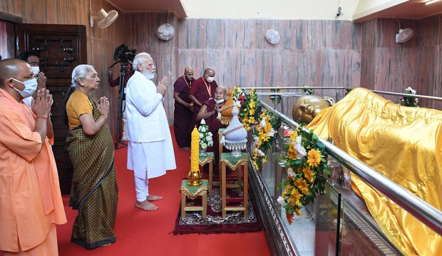 རྒྱ་གར་གྱི་སྲིད་བློན་མོ་དྷི་མཆོག་གིས་རྩྭ་མཆོག་གྲོང་ནས་སངས་རྒྱས་བཅོམ་ལྡན་འདས་མཆོག་ལ་ཆེ་བསྟོད་གནང་།