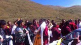 ལྕོག་རི་དགོན་གྱི་གྲྭ་སྨོན་ལམ་ལགས་བཙོན་གྲོལ་ཐོབ་པར་མི་མང་གིས་དགའ་བསུ་བྱེད་བཞིན་པ།