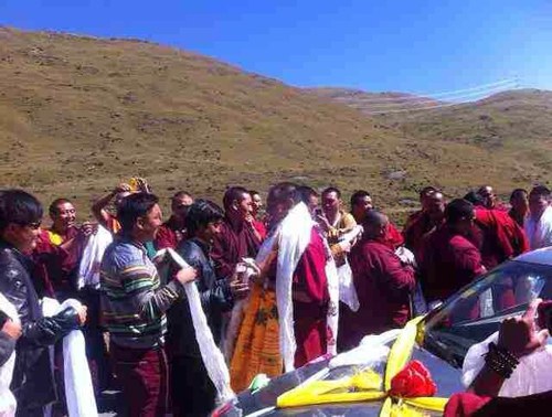 ལྕོག་རི་དགོན་གྱི་གྲྭ་སྨོན་ལམ་ལགས་བཙོན་གྲོལ་ཐོབ་པར་མི་མང་གིས་དགའ་བསུ་བྱེད་བཞིན་པ། ལྕོག་རི་དགོན་གྱི་གྲྭ་སྨོན་ལམ་ལགས་བཙོན་གྲོལ་ཐོབ་པར་མི་མང་གིས་དགའ་བསུ་བྱེད་བཞིན་པ།