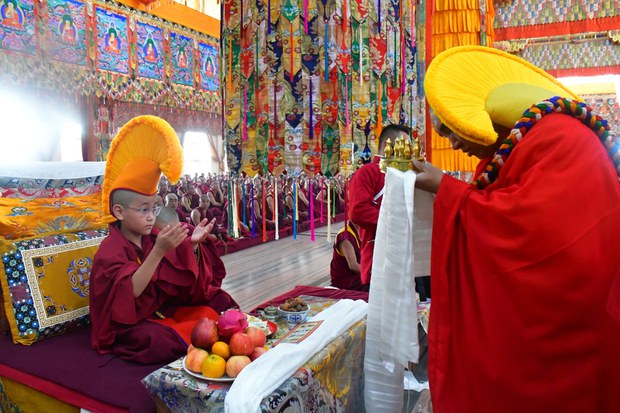 མོན་གྱི་བླ་མ་ལྷ་རྒྱལ་རིན་པོ་ཆེ་མཆོག་དགའ་ལྡན་ཚོགས་ཆེན་དུ་ཚོགས་ཆེན་སྤྲུལ་སྐུའི་ཆོས་བཞུགས་གནང་བ།
