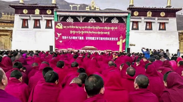 བོད་ནང་གི་དགོན་སྡེ་ཁག་ལ་རྒྱ་ནག་གིས་ཏང་གི་སློབ་གསོ་སྤྲོད་བཞིན་པ། ༢༠༡༨