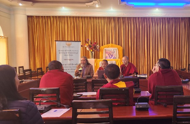 བྱིས་པ་ལོ་ཆུང་ཚོར་དམིགས་པའི་སྨོན་ལམ་རྨང་གཞིའི་ཚིག་མཛོད་དབུ་འབྱེད་གནང་སོང་།