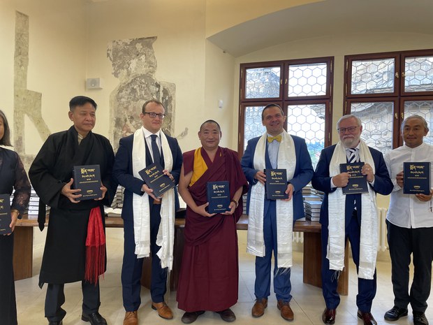 ཆེཀ་སྤྱི་མཐུན་རྒྱལ་ཁབ་ཀྱི་རྒྱལ་ཡོངས་དཔེ་མཛོད་དུ་སྨོན་ལམ་ཚིག་མཛོད་ཆེན་མོ་དེ། ཆེཀ་གཞུང་མང་ལ་ལེགས་སྐྱེས་སུ་ཕུལ་ཡོད་པ།