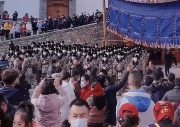 སྐུ་འབུམ་སོགས་སུ་མེ་ཏོག་མཆོད་པའི་སྐབས་རྒྱ་ནག་གིས་དམག་མི་མང་པོ་འགྲེམས་འཇོག་བྱས་འདུག སྐུ་འབུམ་སོགས་སུ་མེ་ཏོག་མཆོད་པའི་སྐབས་རྒྱ་ནག་གིས་དམག་མི་མང་པོ་འགྲེམས་འཇོག་བྱས་འདུག