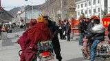 ཆབ་མདོ་ས་ཁུལ་ལ་རྒྱ་ནག་གི་སྤྱི་བདེ་ཚན་པས་དགེ་འདུན་པར་སྔོག་གཤེར་བྱེད་བཞིན་པ།