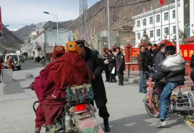 ཆབ་མདོ་ས་ཁུལ་ལ་རྒྱ་ནག་གི་སྤྱི་བདེ་ཚན་པས་དགེ་འདུན་པར་སྔོག་གཤེར་བྱེད་བཞིན་པ།