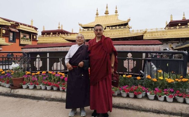 ཆབ་སྲིད་བཙོན་ཟུར་འཇིེགས་མེད་རྒྱ་མཚོ་ལགས་ཀྱི་མ་ཡུམ་འདས་གྲོངས་སུ་གྱུར་འདུག ཆབ་སྲིད་བཙོན་ཟུར་འཇིེགས་མེད་རྒྱ་མཚོ་ལགས་ཀྱི་མ་ཡུམ་འདས་གྲོངས་སུ་གྱུར་འདུག