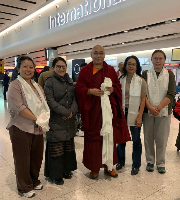 བོད་མི་མང་སྤྱི་འཐུས་ཚོགས་གཙོ་མཁན་པོ་བསོད་ནམས་བསྟན་འཕེལ་ལགས་ཀྱིས་སྣེ་ཁྲིད་པའི་སྐུ་ཚབ་ཚོགས་པ་ཞིག་དབྱིན་ཡུལ་དུ་འཚམས་གཟིགས་སུ་ཕེབས་འདུག