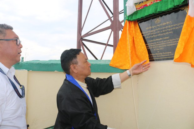 ཕན་བདེ་གཞིས་གྲོང་ལེགས་འགྲུབ་དབུ་འབྱེད་དང་ཁང་པ་རྣམས་བགོ་འགྲེམས་གནང་འདུག
