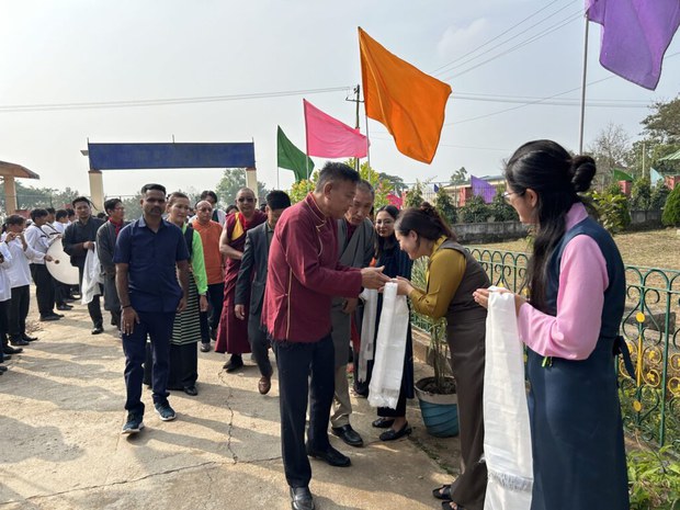 བཙན་བྱོལ་དུ་བོད་མིའི་སྒྲིག་འཛུགས་སྲ་བརྟན་ཐུབ་པ་ནི་༸གོང་ས་མཆོག་གི་ཐུགས་རྗེའི་བཀྲིན་ལ་བརྟེན་ནས་བྱུང་བ་ཞིག་ཡིན་སྐོར། སྲིད་སྐྱོང་མཆོག་གིས་མོན་གྷོ་གཞིས་ཆགས་སུ་གསུངས་འདུག