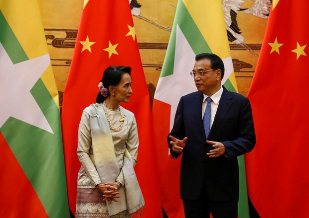 མ་ཡན་མར་གྱི་དབུ་འཁྲིད་ལྕམ་ཨང་སང་སུ་ཅི་དང་རྒྱ་ནག་གི་སྲིད་བློན་ལེ་ཁེ་ཆིང་Le Keqiang་རྣམ་གཉིས་མཇལ་འཕྲད་སྐབས། ༢༠༡༦།༨།༡༨ མ་ཡན་མར་གྱི་དབུ་འཁྲིད་ལྕམ་ཨང་སང་སུ་ཅི་དང་རྒྱ་ནག་གི་སྲིད་བློན་ལེ་ཁེ་ཆིང་Le Keqiang་རྣམ་གཉིས་མཇལ་འཕྲད་སྐབས། ༢༠༡༦།༨།༡༨