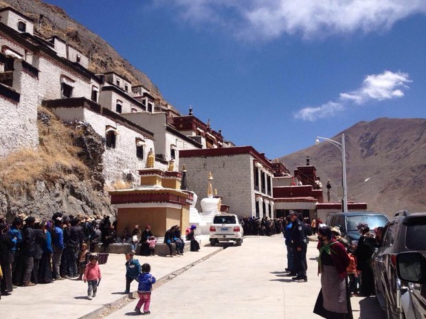 བོད་ཀྱི་གཞིས་རྩེ་གྲོང་ཁྱེར་རྣམ་གླིང་རྫོང་གི་དགའ་ལྡན་ཆོས་འཁོར་གླིང་དགོན་པར་བོད་མི་ཚོ་མཆོད་མཇལ་བསྐྱོད་བཞིན་པ། ༢༠༡༤།༤།༢༤
