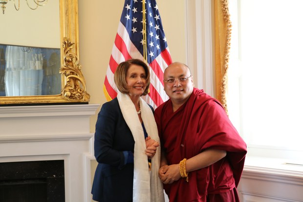 ཨ་མི་རི་ཀའི་གྲོས་ཚོགས་ཀྱི་དམངས་གཙོ་ཚོགས་པའི་དབུ་ཁྲིད་ལྕམ་(Nancy Pelosi)་མཆོག་གིས་མགོ་ལོག་འཇིགས་མེད་དང་མཇལ་སྐབས། ༢༠༡༦།༤།༡༩ ཨ་མི་རི་ཀའི་གྲོས་ཚོགས་ཀྱི་དམངས་གཙོ་ཚོགས་པའི་དབུ་ཁྲིད་ལྕམ་(Nancy Pelosi)་མཆོག་གིས་མགོ་ལོག་འཇིགས་མེད་དང་མཇལ་སྐབས། ༢༠༡༦།༤།༡༩