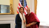ཨ་མི་རི་ཀའི་གྲོས་ཚོགས་ཀྱི་དམངས་གཙོ་ཚོགས་པའི་དབུ་ཁྲིད་ལྕམ་(Nancy Pelosi)་མཆོག་གིས་མགོ་ལོག་འཇིགས་མེད་དང་མཇལ་སྐབས། ༢༠༡༦།༤།༡༩