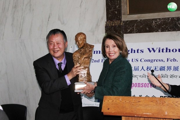 ཨ་མི་རི་ཀའི་གྲོས་ཚོགས་ཀྱི་དམངས་གཙོ་ཚོགས་པའི་དབུ་ཁྲིད་ལྕམ་Nancy Pelosi་མཆོག་ལ་གཟེངས་རྟགས་འབུལ་སྐབས། ༢༠༡༦།༢།༡༡ ཨ་མི་རི་ཀའི་གྲོས་ཚོགས་ཀྱི་དམངས་གཙོ་ཚོགས་པའི་དབུ་ཁྲིད་ལྕམ་Nancy Pelosi་མཆོག་ལ་གཟེངས་རྟགས་འབུལ་སྐབས། ༢༠༡༦།༢།༡༡