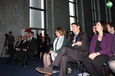 ཨ་མི་རི་ཀའི་གྲོས་ཚོགས་ཀྱི་དམངས་གཙོ་ཚོགས་པའི་དབུ་ཁྲིད་ལྕམ་Nancy Pelosi་མཆོག་ལ་གཟེངས་རྟགས་འབུལ་སྐབས། ༢༠༡༦།༢།༡༡