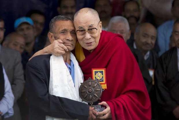 རྒྱ་གར་གཞུང་ནས་སྐུ་སྲུང་ཕེབས་བསུ་ཞུ་མཁན་ན་རེན་ཅནྡྲ་དཱས་འདས་གྲོངས་སུ་ཕྱིན་འདུག