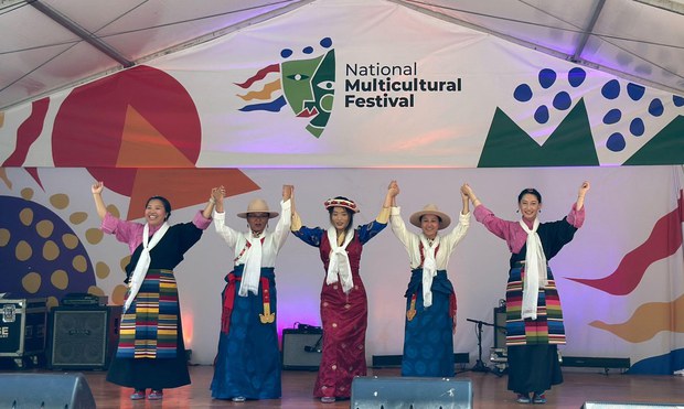 ཨོས་ཀྲེ་ལི་ཡའི་རྒྱལ་ས་ཀེན་བྷེ་རའི་ནང་རིག་གཞུང་སྣེ་མང་གི་དུས་སྟོན་ཐོག་བོད་ཀྱི་ཐུན་མོང་མ་ཡིན་པའི་རིག་གཞུང་ཁག་འགྲེམས་སྟོན་གནང་འདུག