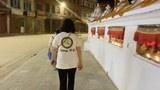 རྒྱ་ནག་ཞེས་བྲིས་བའི་སྟོད་གོས་གྱོན་པའི་རྒྱ་རིགས་ཞིག་བལ་ཡུལ་གྱི་མཆོད་རྟེན་སྐོར་ལམ་དུ། ༢༠༢༩།༡༡