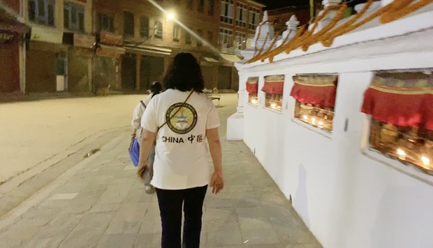 རྒྱ་ནག་ཞེས་བྲིས་བའི་སྟོད་གོས་གྱོན་པའི་རྒྱ་རིགས་ཞིག་བལ་ཡུལ་གྱི་མཆོད་རྟེན་སྐོར་ལམ་དུ། ༢༠༢༩།༡༡