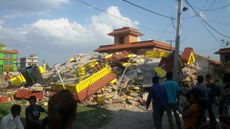 བལ་ཡུལ་ཀོ་པཎ་དགོན་པའི་ཉེ་འཁྲིས་ནས་ས་ཡོམ་ཁྲོད་ཁང་པ་ཉིལ་བ། ༢༠༡༥།༥།༡༢ 