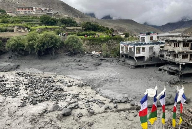 བལ་ཡུལ་གློ་སྨོན་ཐང་དུ་ཆུ་ལོག་རྒྱུག་སྟེ་ས་གནས་ཀྱི་ཁང་ཁྱིམ་མང་པོར་གནོད་སྐྱོན་ཐེབས་འདུག བལ་ཡུལ་གློ་སྨོན་ཐང་དུ་ཆུ་ལོག་རྒྱུག་སྟེ་ས་གནས་ཀྱི་ཁང་ཁྱིམ་མང་པོར་གནོད་སྐྱོན་ཐེབས་འདུག