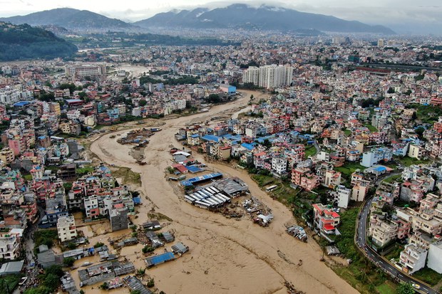 བལ་ཡུལ་ནང་ཆུ་ལོག་དང་ས་རུད་ཀྱི་གནོད་འཚེའི་ཁྲོད་ཉུང་མཐར་མི་གྲངས་༢༠༠ལྷག་གི་ཚེ་སྲོག་ཤོར་འདུག