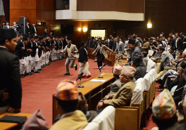 བལ་ཡུལ་གྲོས་ཚོགས་ནང་རྩ་ཁྲིམས་གསར་བཟོ་ཐད་མ་མཐུན་རྩོད་པ་བྱུང་སྐབས། ༢༠༡༥།༡།༢༣