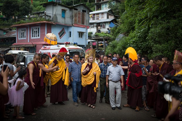 ཞྭ་དམར་རིན་པོ་ཆེའི་སྐུ་ཕུང་གདན་འདྲེན་ཞུ་བཞིན་པ། 