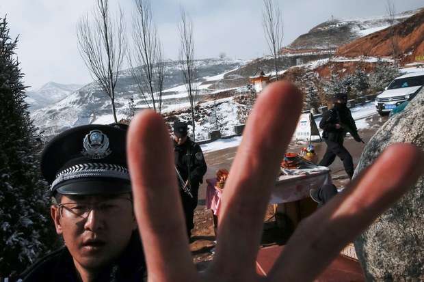 རྒྱ་ནག་ནང་བསྐྱོད་མཁན་ཚོར་ལག་ཐོག་ཁ་པར་དང་གློག་ལས་འཕྲུལ་ཆས་སོགས་ལ་ཞིབ་བཤེར་བྱ་རྒྱུ་ཡིན་འདུག
